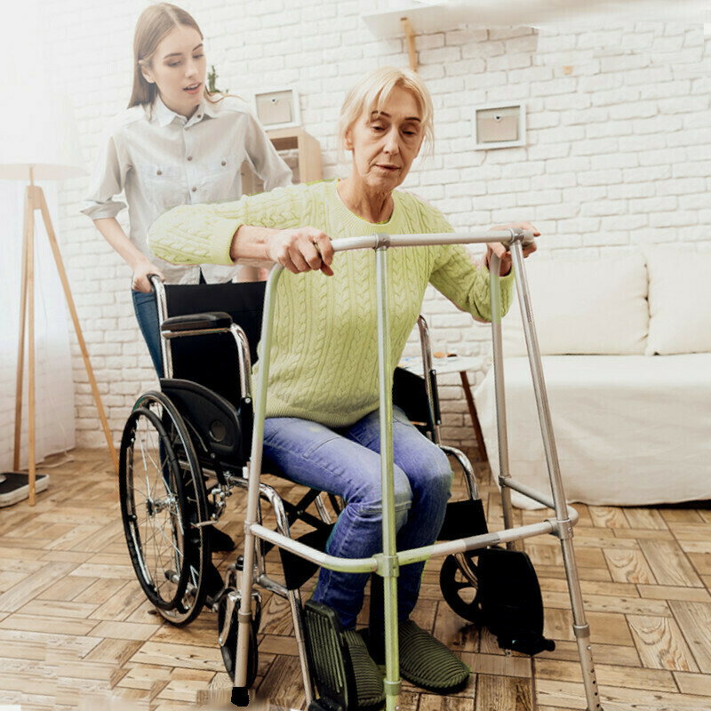 Помощь пожилым инвалидами на коляске 
