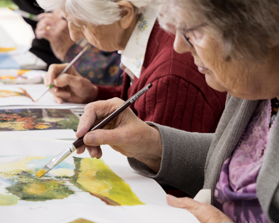 Пожилые люди занятые творчеством в пансионе 