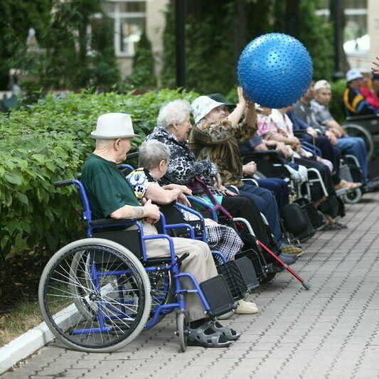 Игры и досуг для пожилых инвалидов на коляске