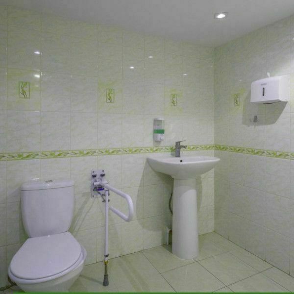фото - туалетная комната пансионата " Долголетие" снабжённая специальными поручням для удобства престарелых и пожилых подопечных 