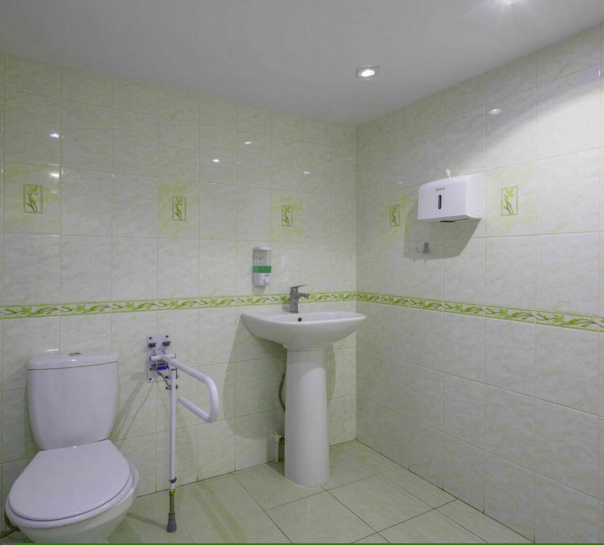 Туалет в пансионате для пожилых в Санкт-Петербурге