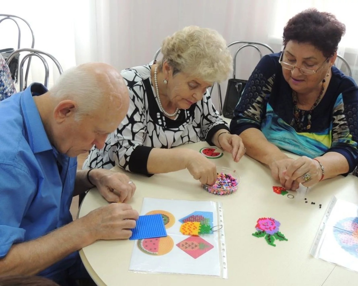 Пожилые люди занятые творчеством в пансионе 