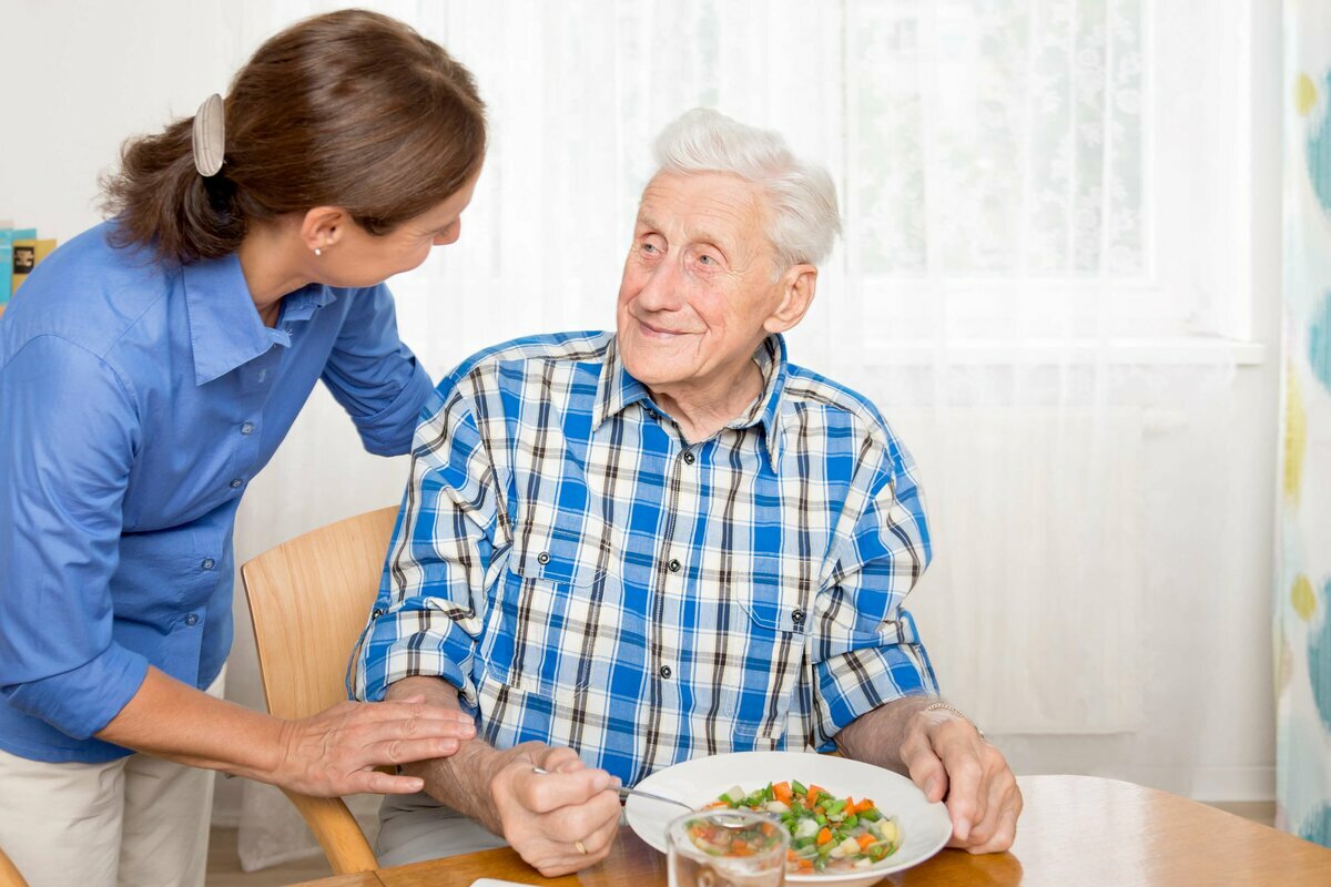 Уход за пожилыми людьми в домашних условиях 