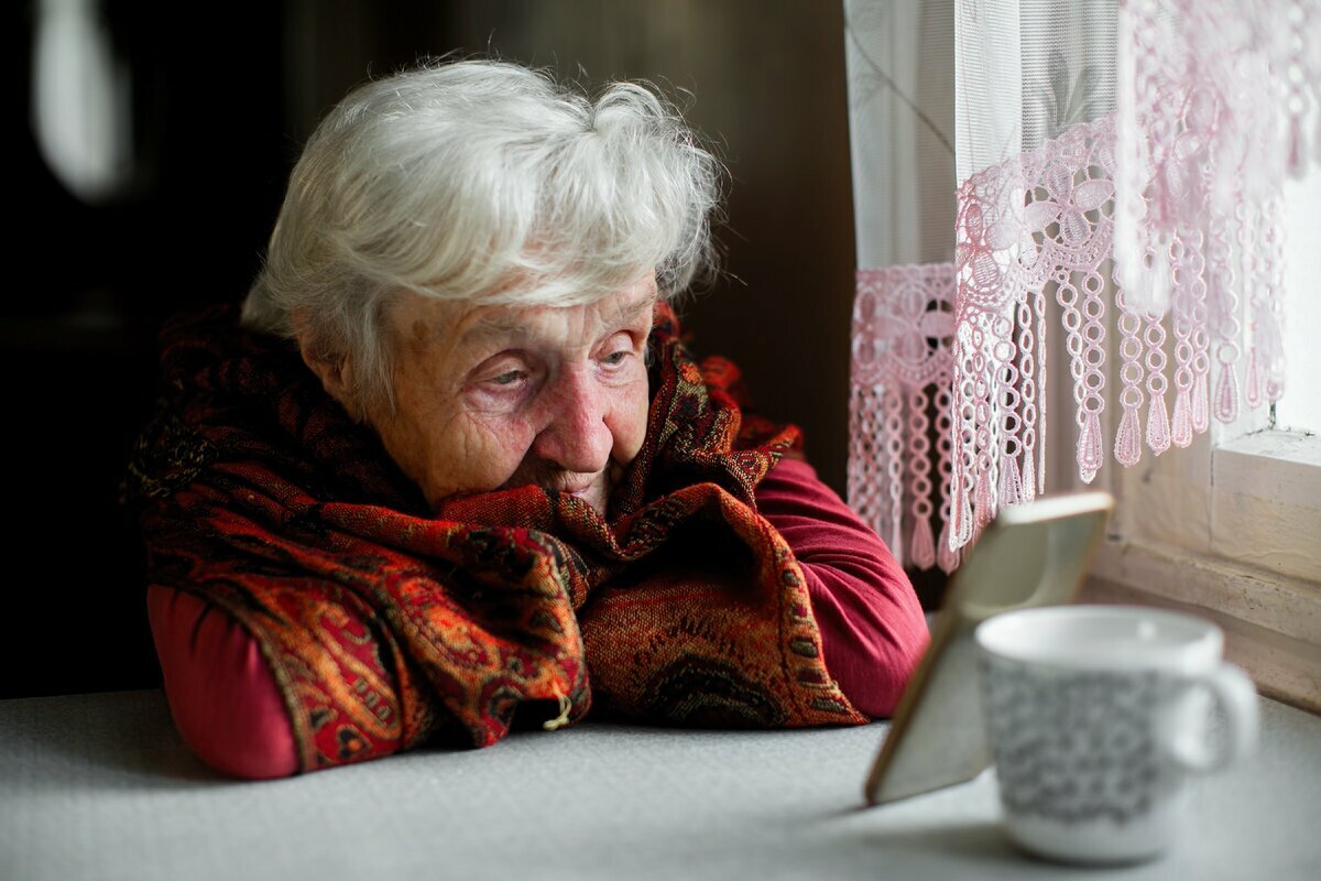 Бабушка сидит дома одна