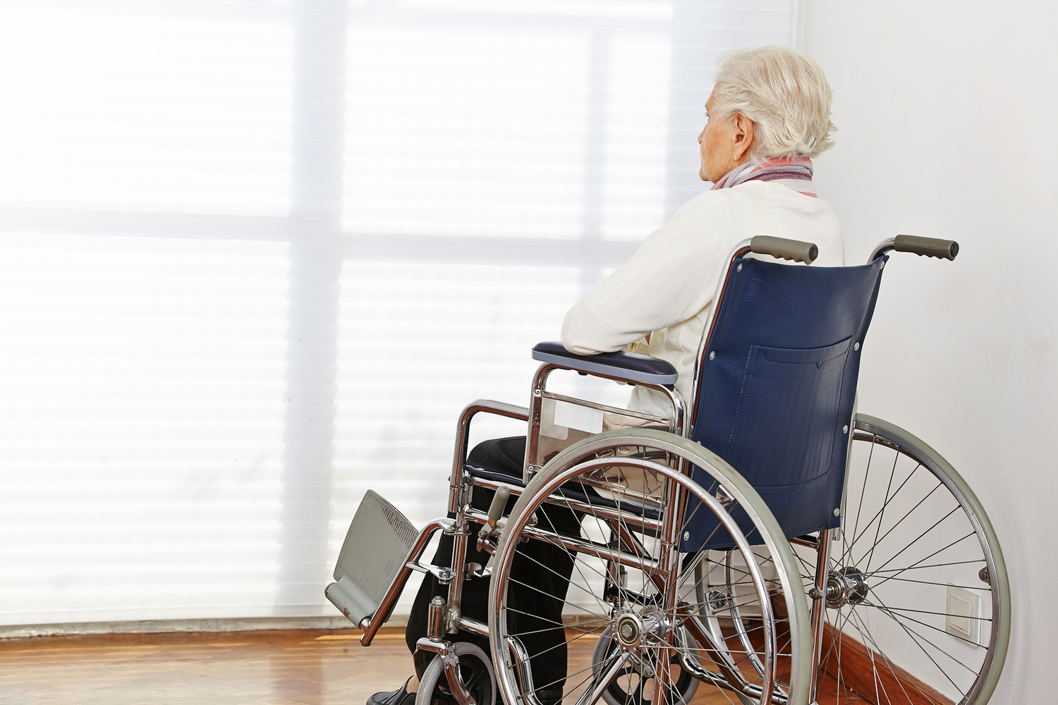 Пенсионеры ухаживающие за инвалидами. Пожилые и инвалиды. Пенсионеры инвалидная коляска. Пенсионер инвалид. Инвалид на инвалидной коляске.